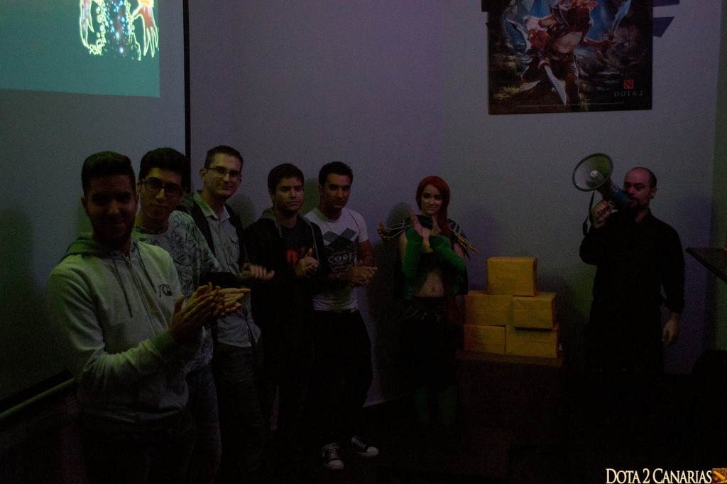 Entrega de premios, de izqda a dcha: Admiral, Filter, ReKs, Artema, Filter, Dark Moon Cosplay y Utah